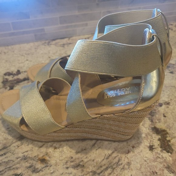 Kenneth Cole Reaction Rattan Wedge-Metallic Gold Sandal, Size 8Med - Picture 3 of 6